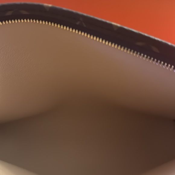 Amazing classic Louis Vuitton Monogram Toiletry Pouch 26 New in original box 📦 - Picture 5 of 10